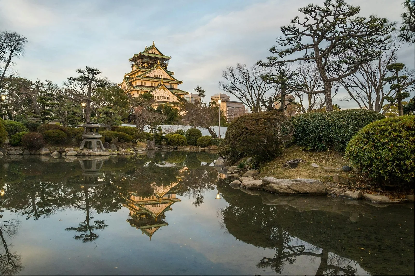 Planning a Secret Proposal in Osaka? A Local Photographer's Step-by-Step Guide (2026)