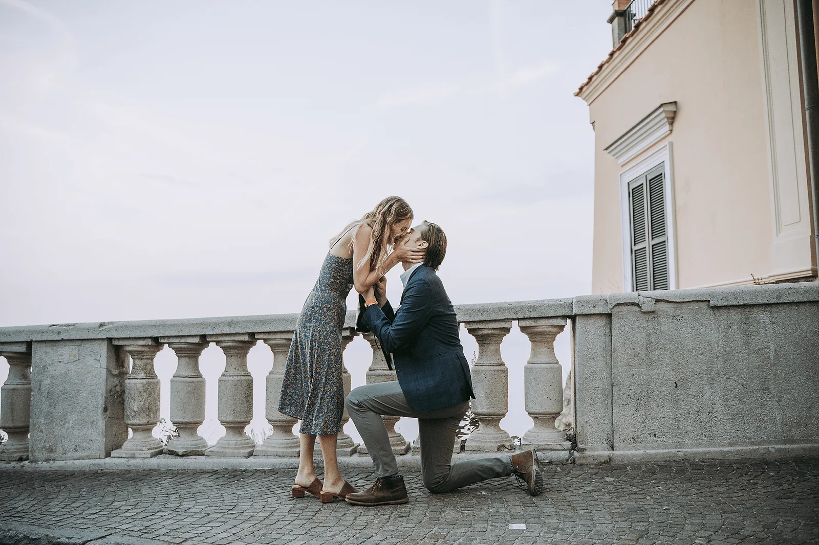 man proposing to his partner in sorrento