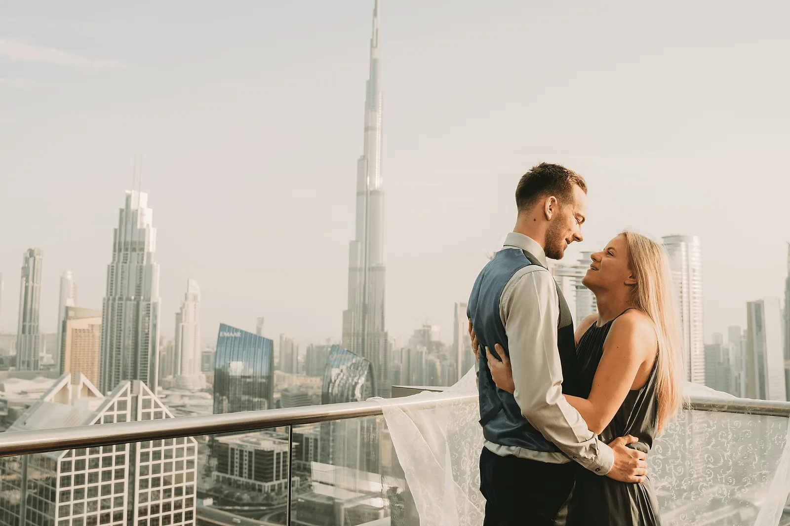 dubai couple photoshoot with city skyline view