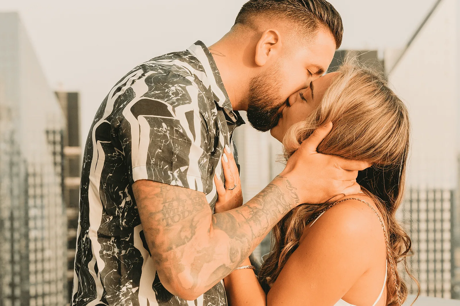 honeymoon photoshoot in dubai: couple kssing on the rooftop