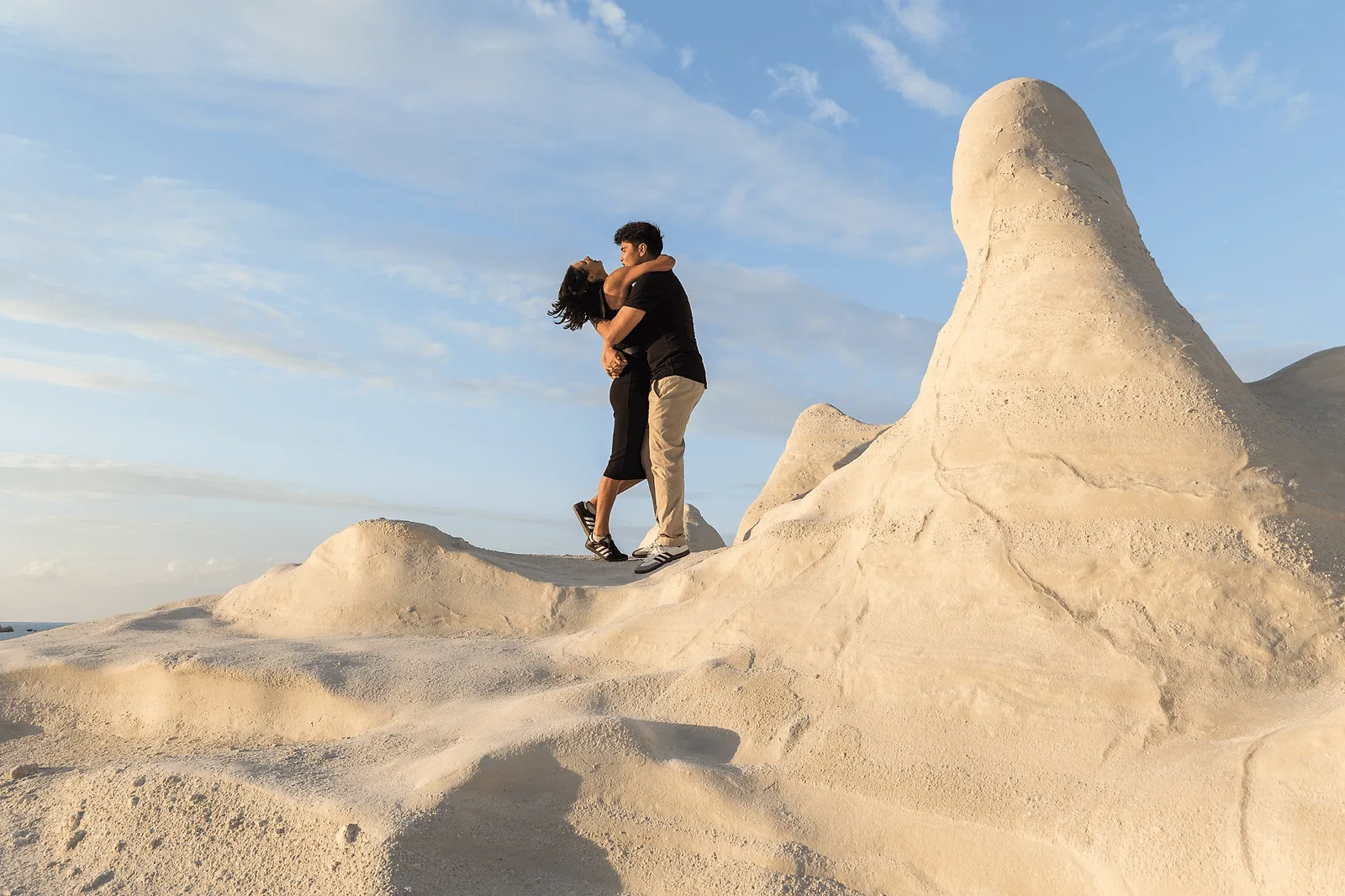 morning photoshoot with happy couple in milos greece