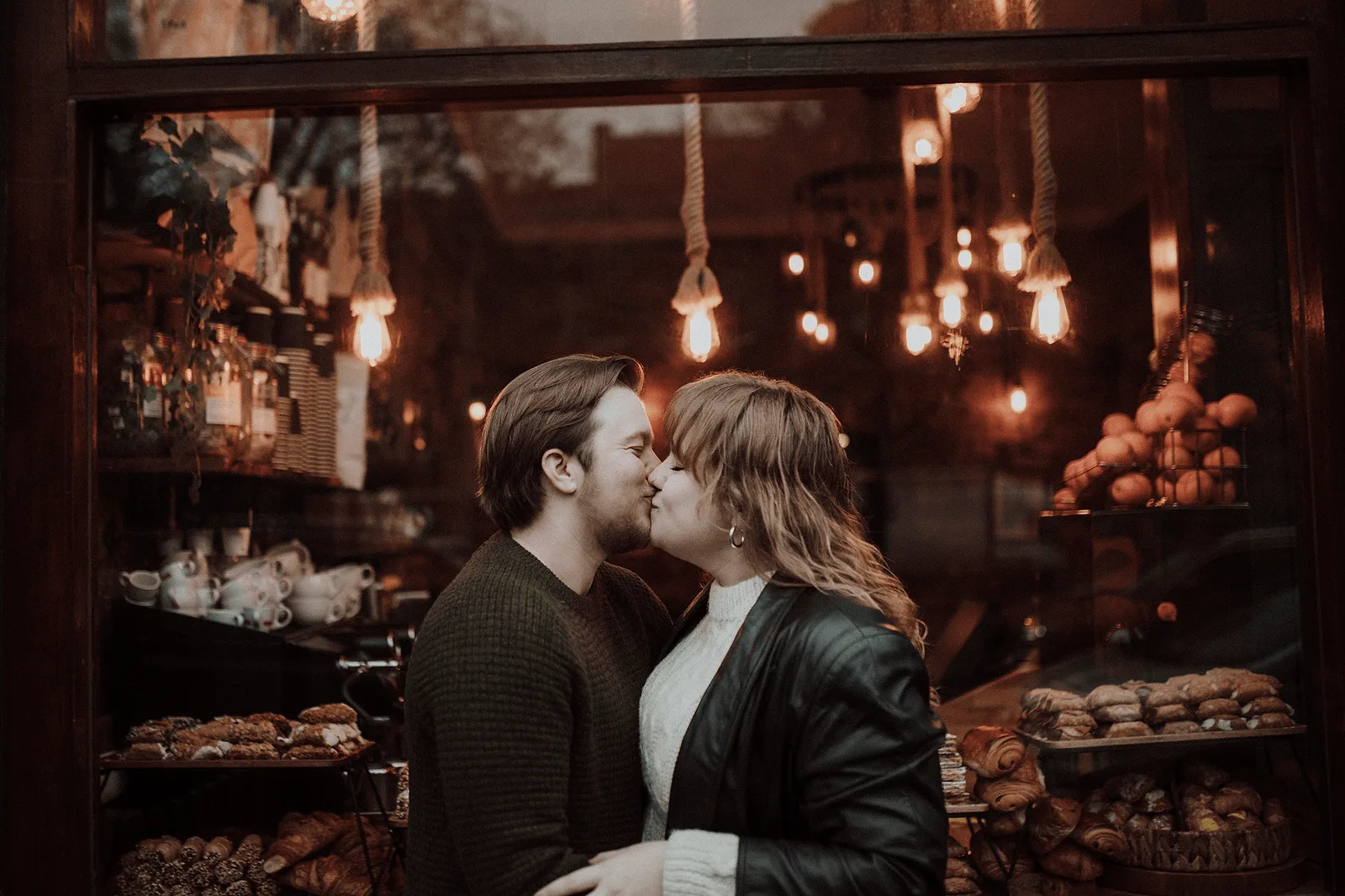 couple kissing in edinburgh old town during romantic photoshoot