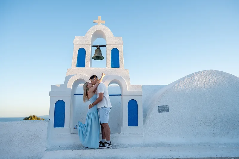 couple kissing in santorini before engagement