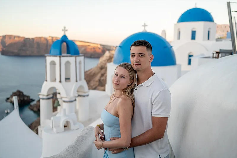 couple posing in santorini