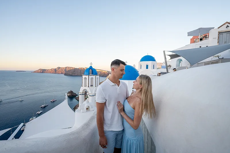 couple on vacation in santorini