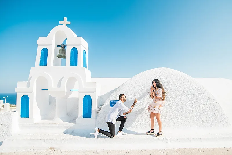 man proposing to his girlfriend in santorini