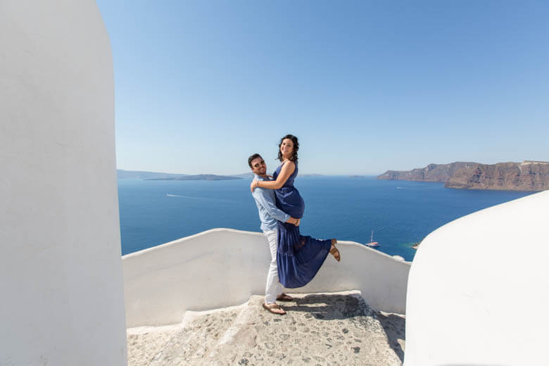 engagement photographer in Santorini