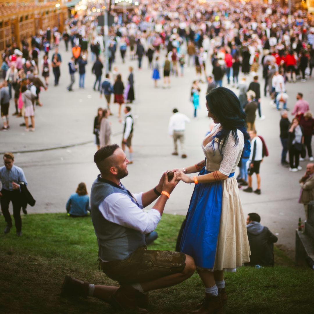 Proposal photoshoot at Oktoberfest by Sophia, Localgrapher in Munich