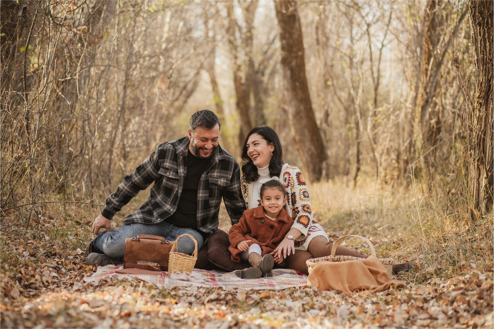 25 Family Picnic Photoshoot Ideas for Summer & Fall
