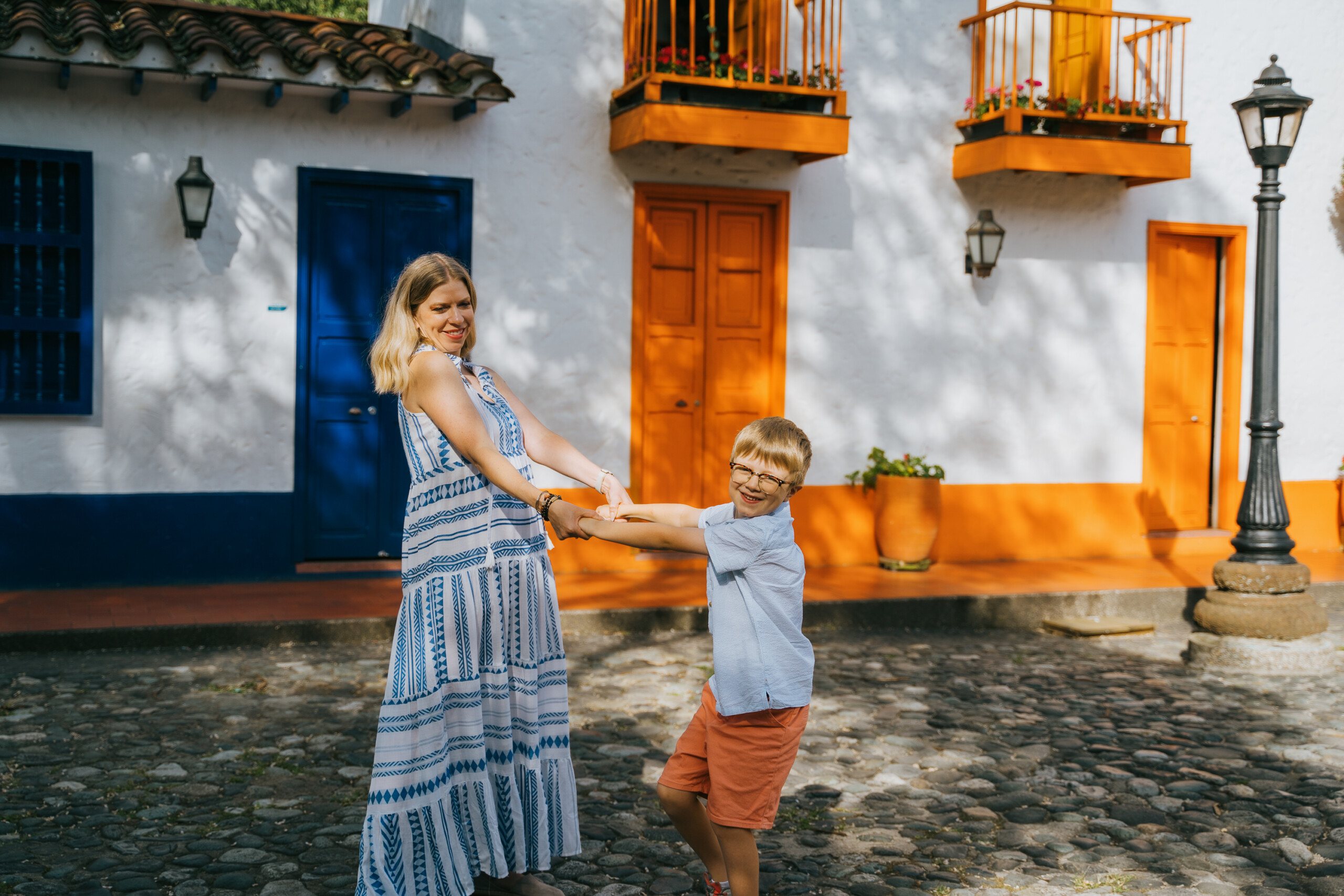 Family photoshoot by Paola & Santiago, Localgraphers in Medellin