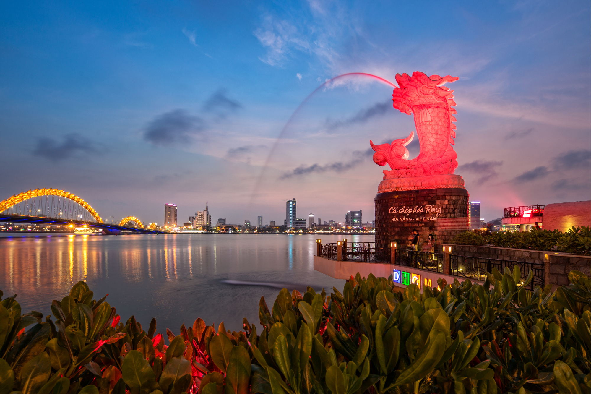 Dragon Bridge Da Nang blue hour — best secret proposal photo location