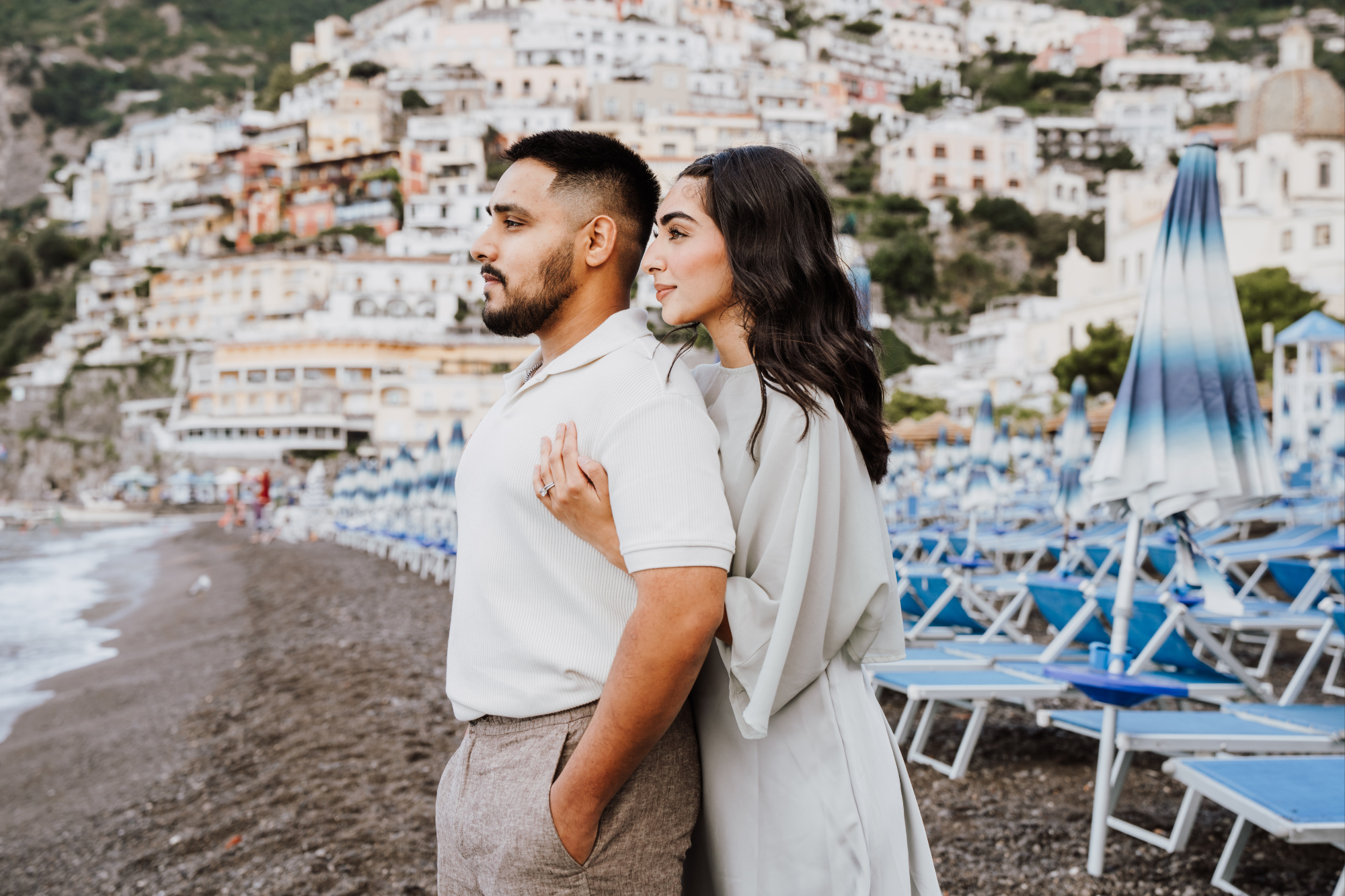 couple posing on positano beach