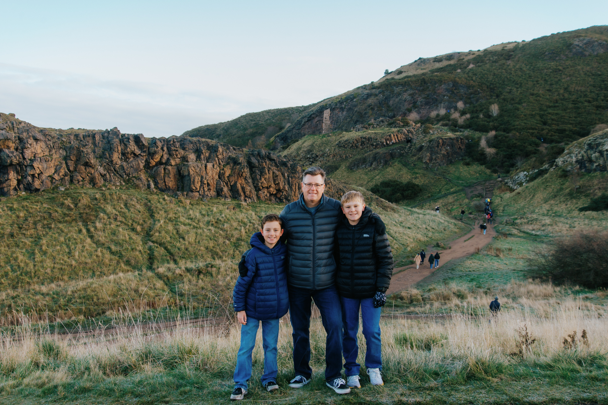 family photoshoot in edinburgh: family posing in nature
