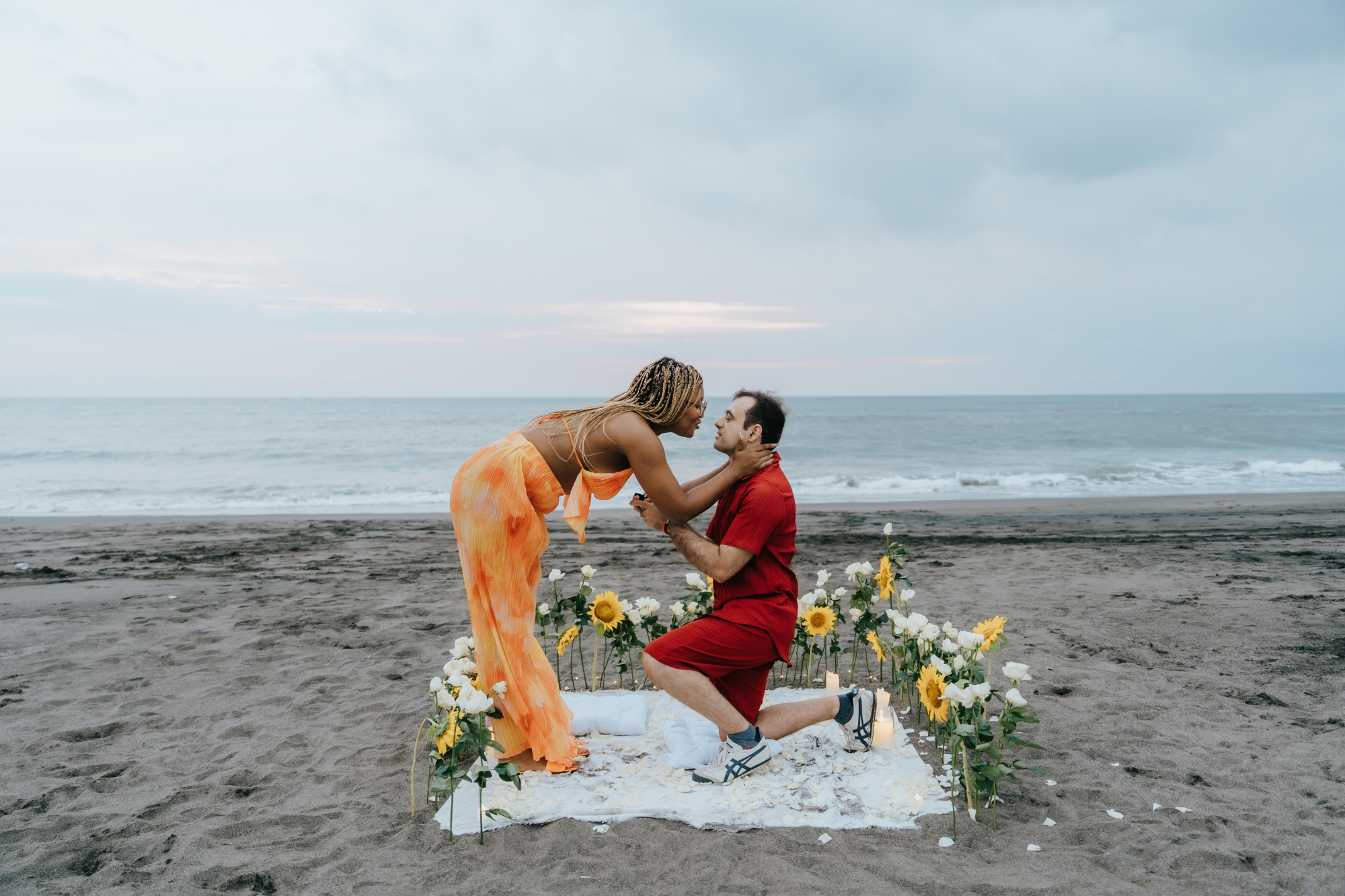 proposal on bali, men proposing to woman with a ring on a bali beach