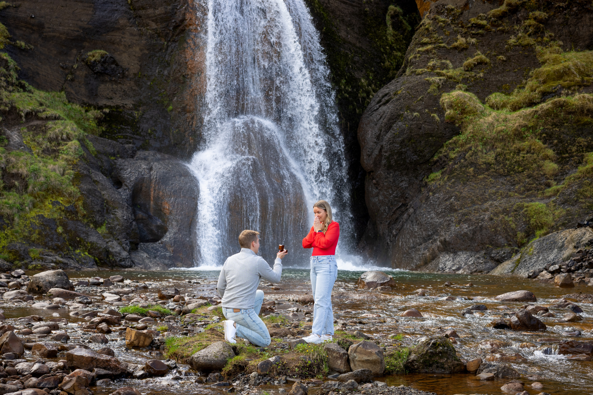 man proposing to his new fiancee in iceland